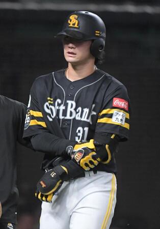 　５回、正木は空振りした際に左腕を負傷し、ベンチに下がる（撮影・佐藤厚）