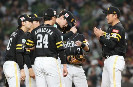 　７回、マウンドの有原（中央）のもとに集まるソフトバンクナイン