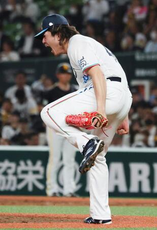 　８回、嶺井を見逃し三振に抑え、雄たけびを上げる今井