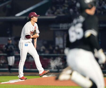 　３回、寺地（手前）に先制本塁打を浴びた早川