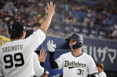 　６回、太田は右越えに本塁打を放ち、ベンチで杉本（９９）らナインに迎えられる（撮影・坂部計介）