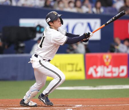 　６回、太田は右越えに本塁打を放つ（撮影・坂部計介）