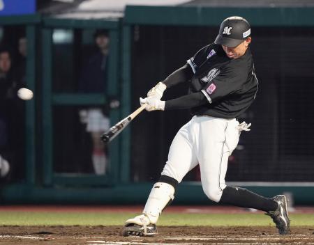 　３回ロッテ２死、寺地が右越えにプロ初本塁打を放つ＝楽天モバイルパーク