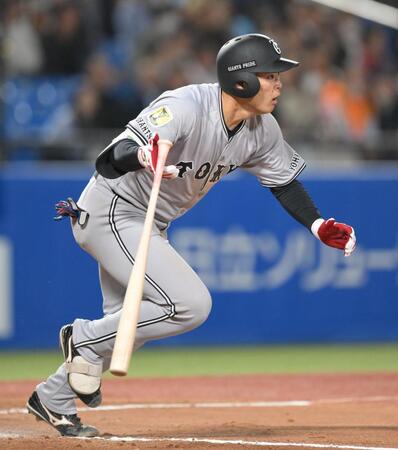 　７回、プロ初安打となる右前打を放つ荒巻（撮影・伊藤笙子）