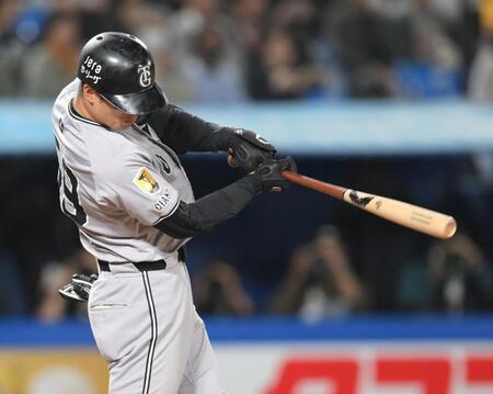 　３回、レフトへ適時打を放つ若林（撮影・伊藤笙子）