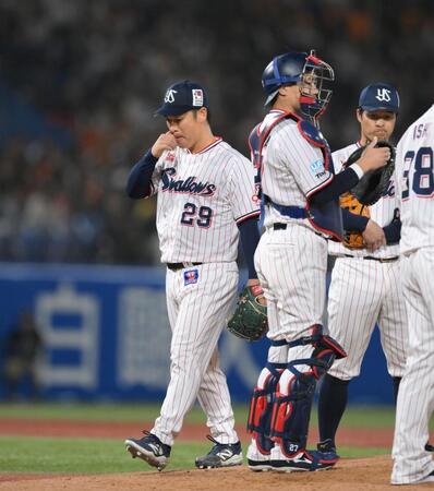　７回、若林に適時二塁打を浴び、降板する小川（中央）＝撮影・伊藤笙子