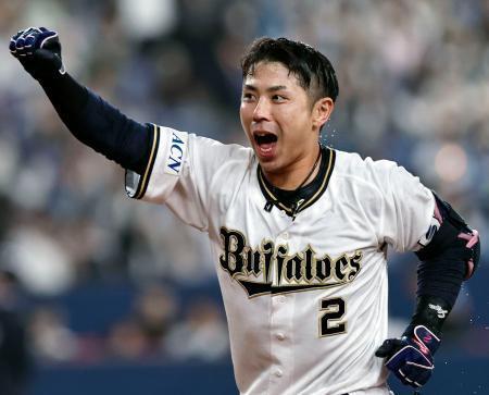 　９回、サヨナラ二塁打を放ちガッツポーズのオリックス・若月＝京セラドーム