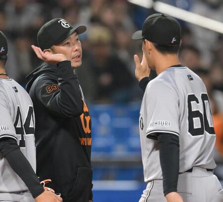 　プロ初安打を放った荒巻（右）とハイタッチする阿部監督（撮影・伊藤笙子）