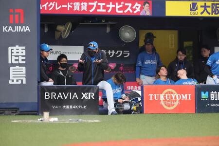 　ベンチで身振り手振りを交えて話す新庄監督（撮影・坂部計介）