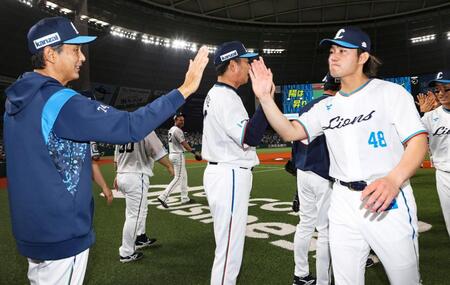 　ソフトバンクに勝利し、西口監督（左）に迎えられる今井
