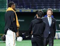 　試合前にマルティネス（左）と談笑する立浪和義氏（右）