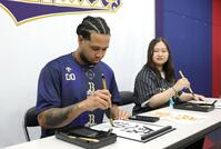 　オリ姫の松尾未知留（右）さんと書道に挑戦するエスピノーザ（撮影・坂部計介）