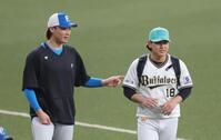 　試合前、笑顔で話す宮城（右）と山崎（撮影・坂部計介）