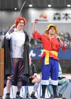 「ＯＮＥ×ＰＩＥＣＥ」のコスプレで場内をわかせる（左から）山崎と宮城＝２０２２年