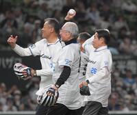 　セレモニアルピッチを行う森祇晶氏（中央）、石毛宏典氏（左）、鹿取義隆氏（右）、辻発彦氏（奥）＝撮影・佐藤厚