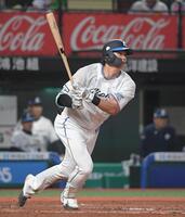 　７回、西川は右線に勝ち越しの適時二塁打を放つ（撮影・佐藤厚）