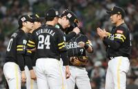 　７回、マウンドの有原（中央）のもとに集まるソフトバンクナイン