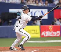 　６回、太田は右越えに本塁打を放つ（撮影・坂部計介）