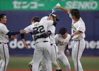 　９回、サヨナラ打の若月は好投した九里と抱き合い大喜び（撮影・坂部計介）