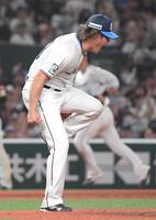 　８回、嶺井を見逃し三振に仕留め雄叫びを上げる今井（撮影・佐藤厚）