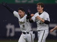 　サヨナラ打の若月は好投した九里（右）と笑顔で万歳（撮影・坂部計介）