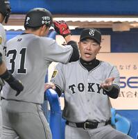 　３回、泉口の適時二塁打で先制のホームを踏んだ赤星（左）を迎える阿部監督（撮影・伊藤笙子）