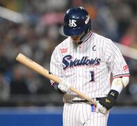 　４回、三直で併殺に倒れ、うつむく山田（撮影・伊藤笙子）