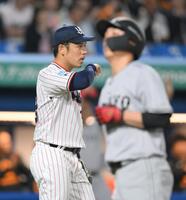 　３回、泉口の適時二塁打で先制を許した小川（撮影・伊藤笙子）