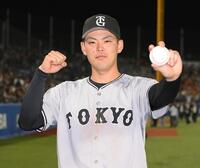 　プロ初安打のボールを手にガッツポーズの荒巻（撮影・伊藤笙子）