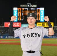 　先制打を含む２打点の活躍で初のお立ち台に上がった泉口（撮影・伊藤笙子）