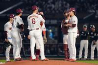 　５回、マウンドの早川（右端）のもとに集まる楽天ナイン