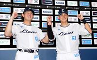 　ソフトバンクに勝利し、ポーズをとる今井（左）と西川
