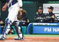 　９回、無安打が続く打線を見守る小久保監督（左）