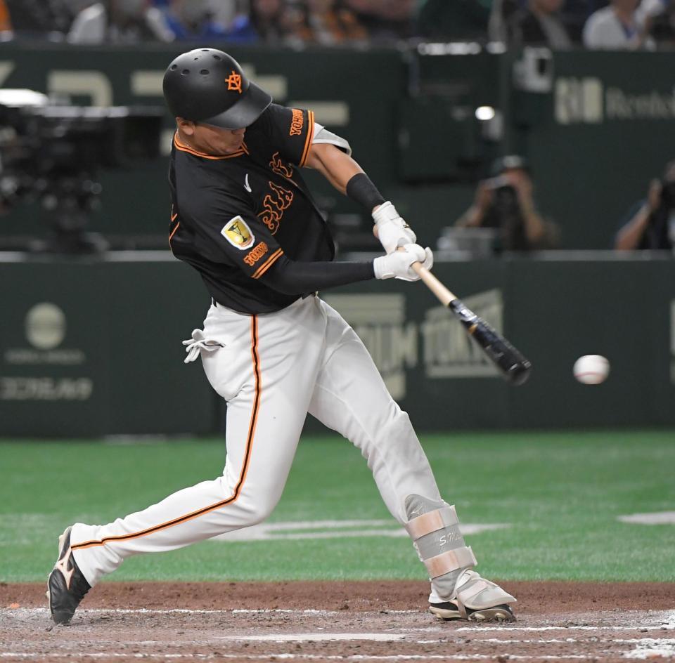 　８回、笹原は左前にプロ初安打を放つ（撮影・佐藤厚）