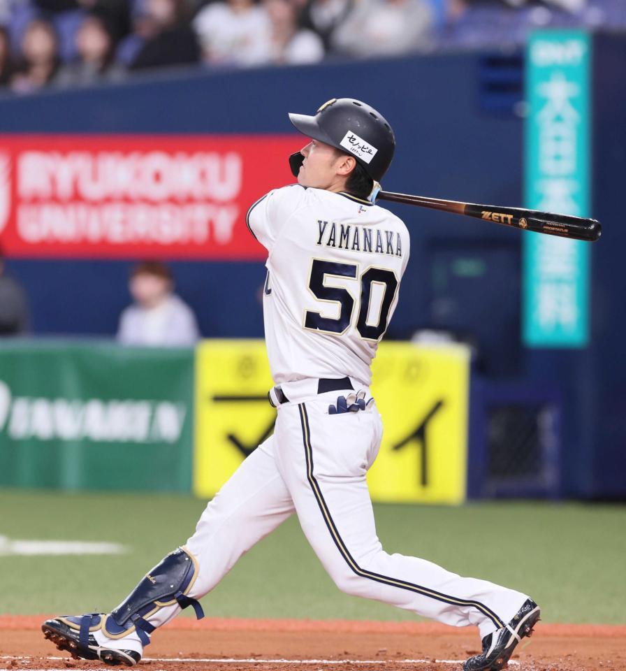 　１回、プロ第１号となる先頭打者本塁打を放つ山中（撮影・立川洋一郎）