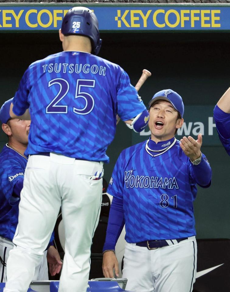 　３回表、ソロ本塁打を放った筒香（左）を迎える三浦監督＝１７日