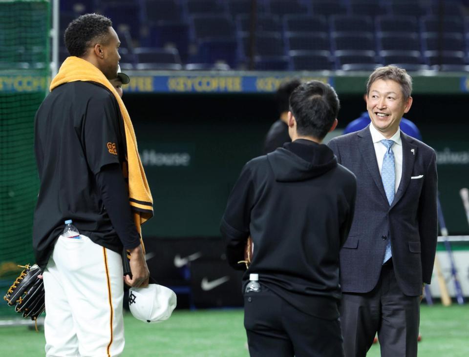 　試合前にマルティネス（左）と談笑する立浪和義氏（右）