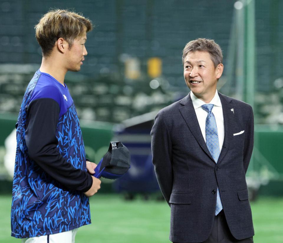 　試合前に京田（左）と談笑する立浪和義氏