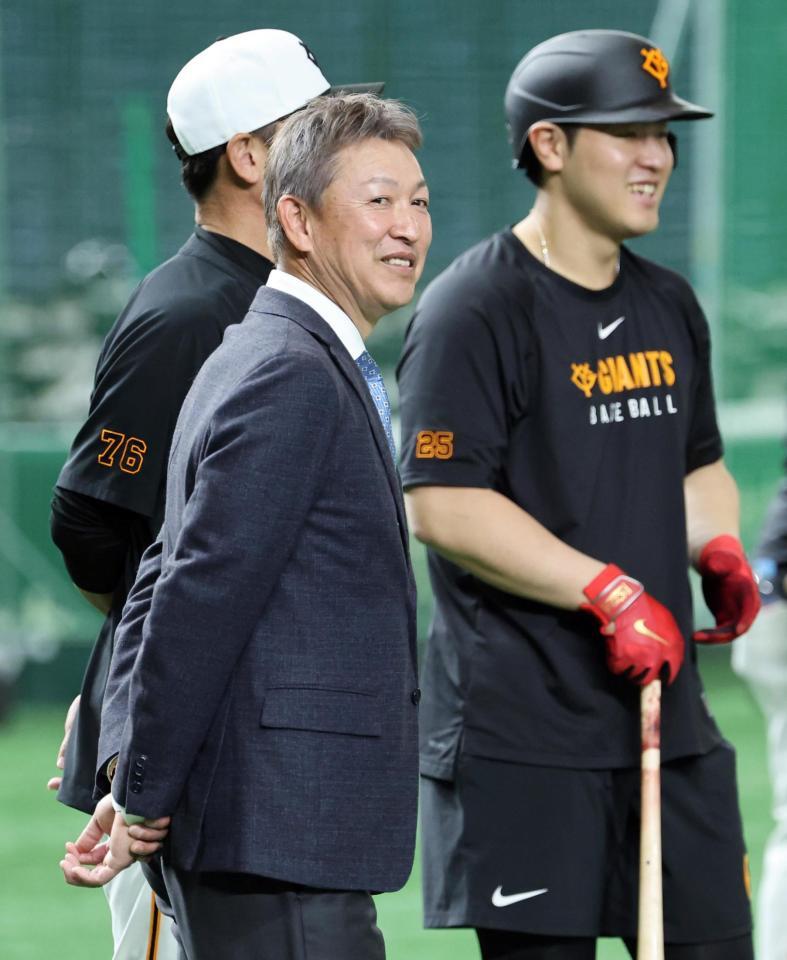 　試合前に岡本（右）と談笑する立浪和義氏