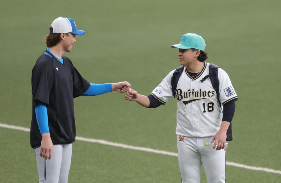 　試合前、タッチをかわす宮城（右）と山崎（撮影・坂部計介）