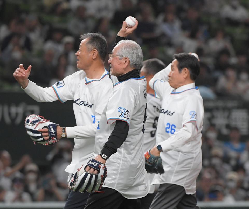 　セレモニアルピッチを行う森祇晶氏（中央）、石毛宏典氏（左）、鹿取義隆氏（右）、辻発彦氏（奥）＝撮影・佐藤厚