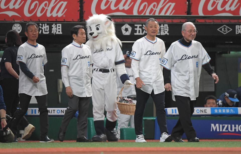 　セレモニアルピッチのマウンドに向かう（右から）森祇晶氏、石毛宏典氏、鹿取義隆氏、辻発彦氏（撮影・佐藤厚）