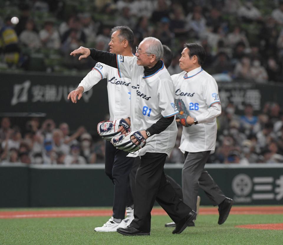 　セレモニアルピッチを行う森祇晶氏（中央）、石毛宏典氏（左）、鹿取義隆氏（右）＝撮影・佐藤厚