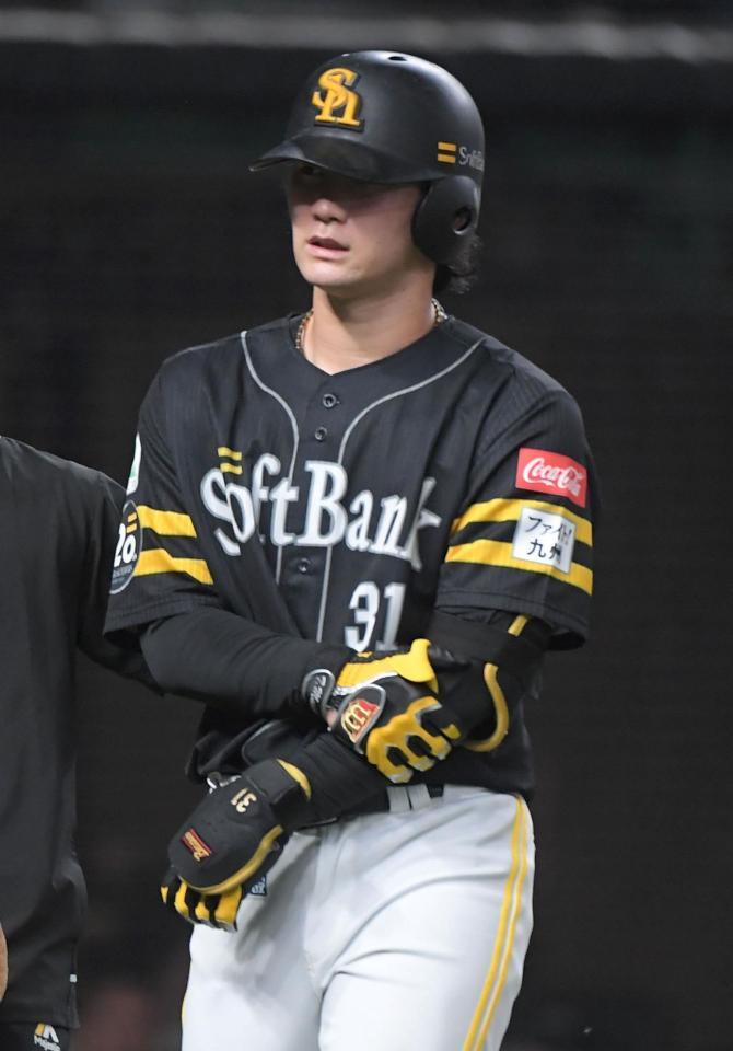 　５回、正木は空振りした際に左腕を負傷し、ベンチに下がる（撮影・佐藤厚）