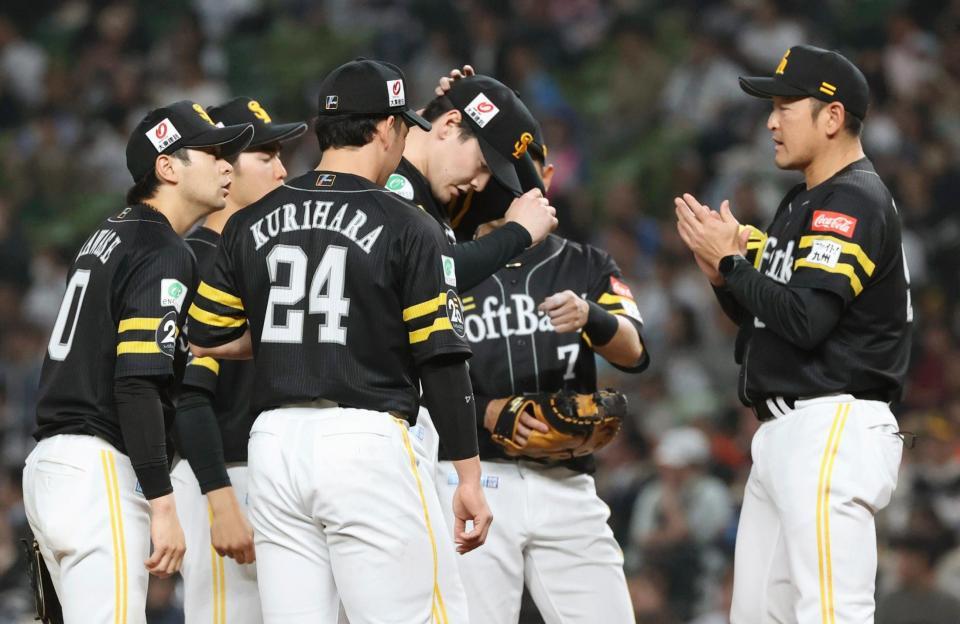 　７回、マウンドの有原（中央）のもとに集まるソフトバンクナイン