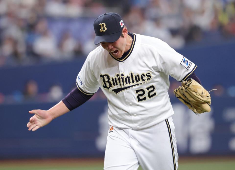 　８回、水谷を二塁ゴロに仕留めた九里は大きく吠える（撮影・坂部計介）