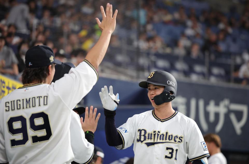 　６回、太田は右越えに本塁打を放ち、ベンチで杉本（９９）らナインに迎えられる（撮影・坂部計介）