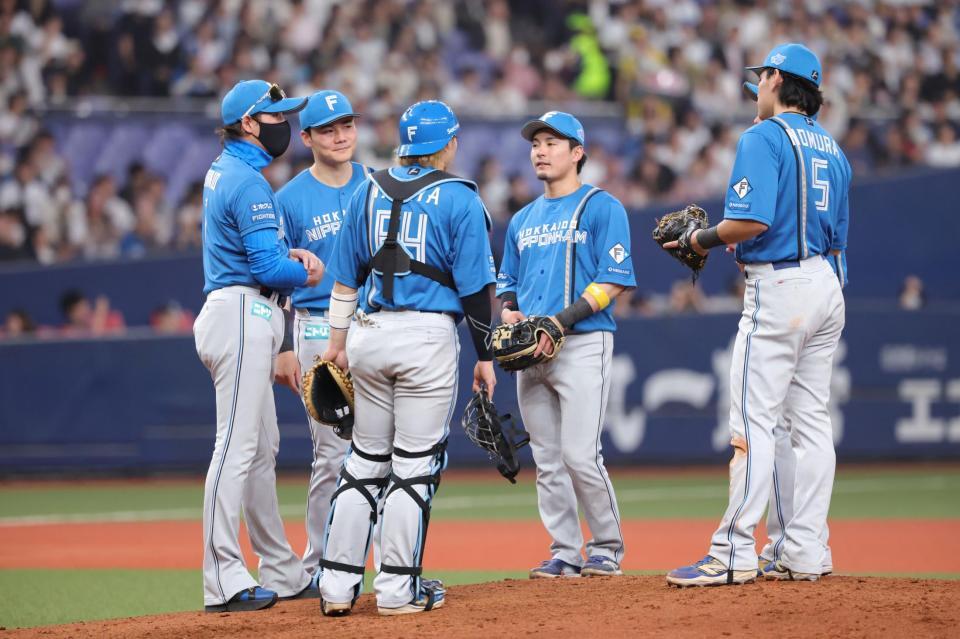 　７回、マウンドでナインに声を掛ける新庄監督（左）＝撮影・坂部計介