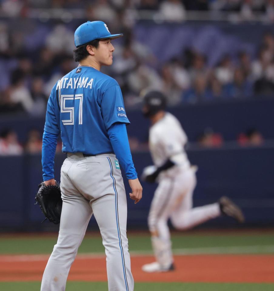 　６回、北山は太田（右奥）の打球がフェンスを越えていないとアピールしつつスタンドを見つめる（撮影・坂部計介）