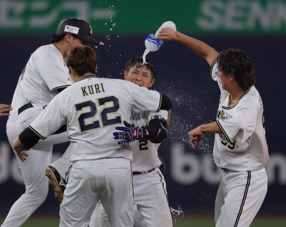 　９回、サヨナラ打の若月は好投した九里と抱き合い大喜び（撮影・坂部計介）